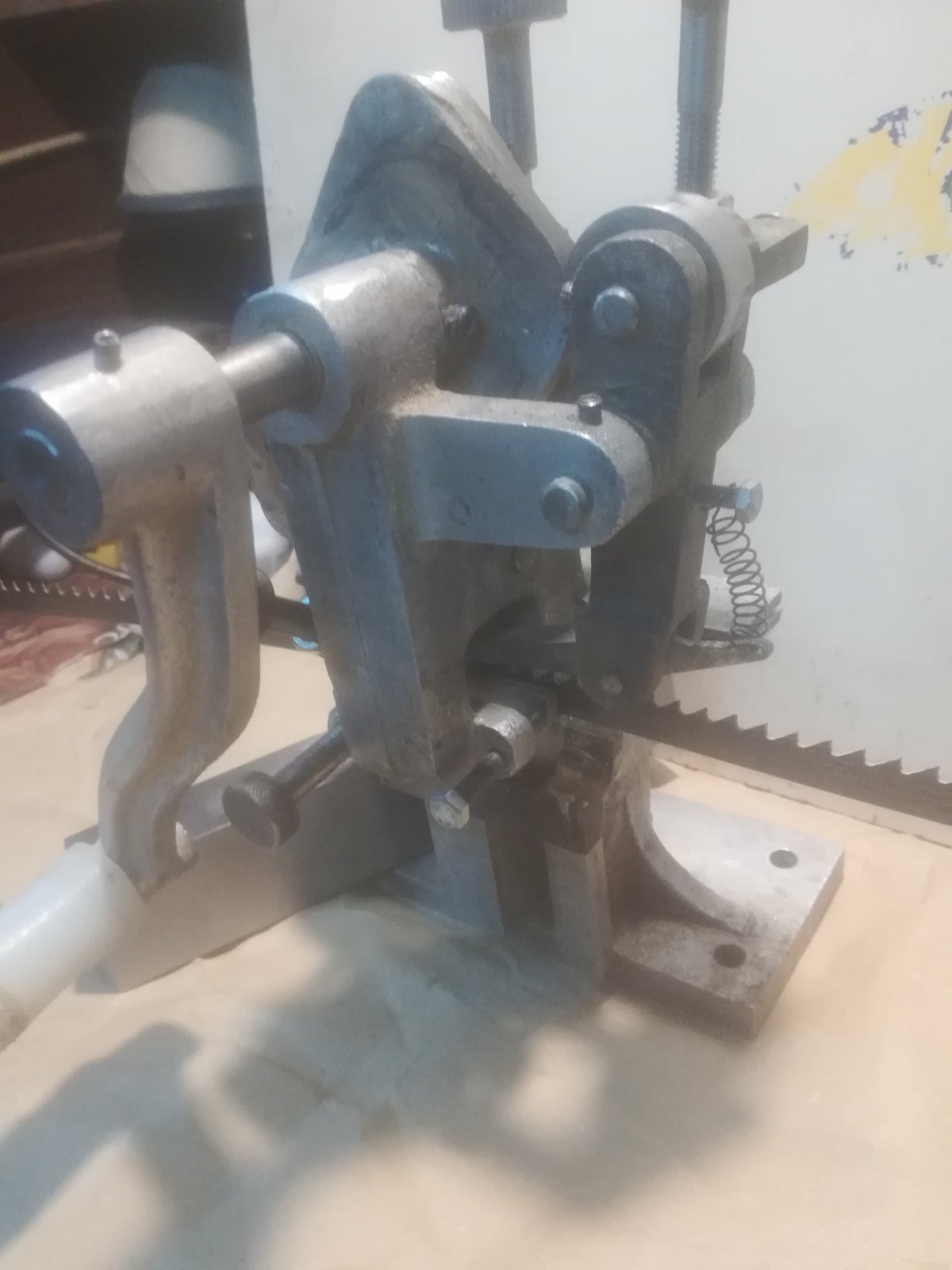 Mašina za razvrtanje zubaca.