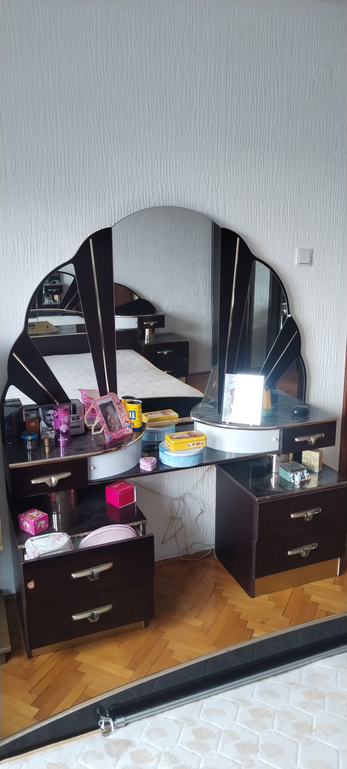 Prodajem spavacu sobu komplet