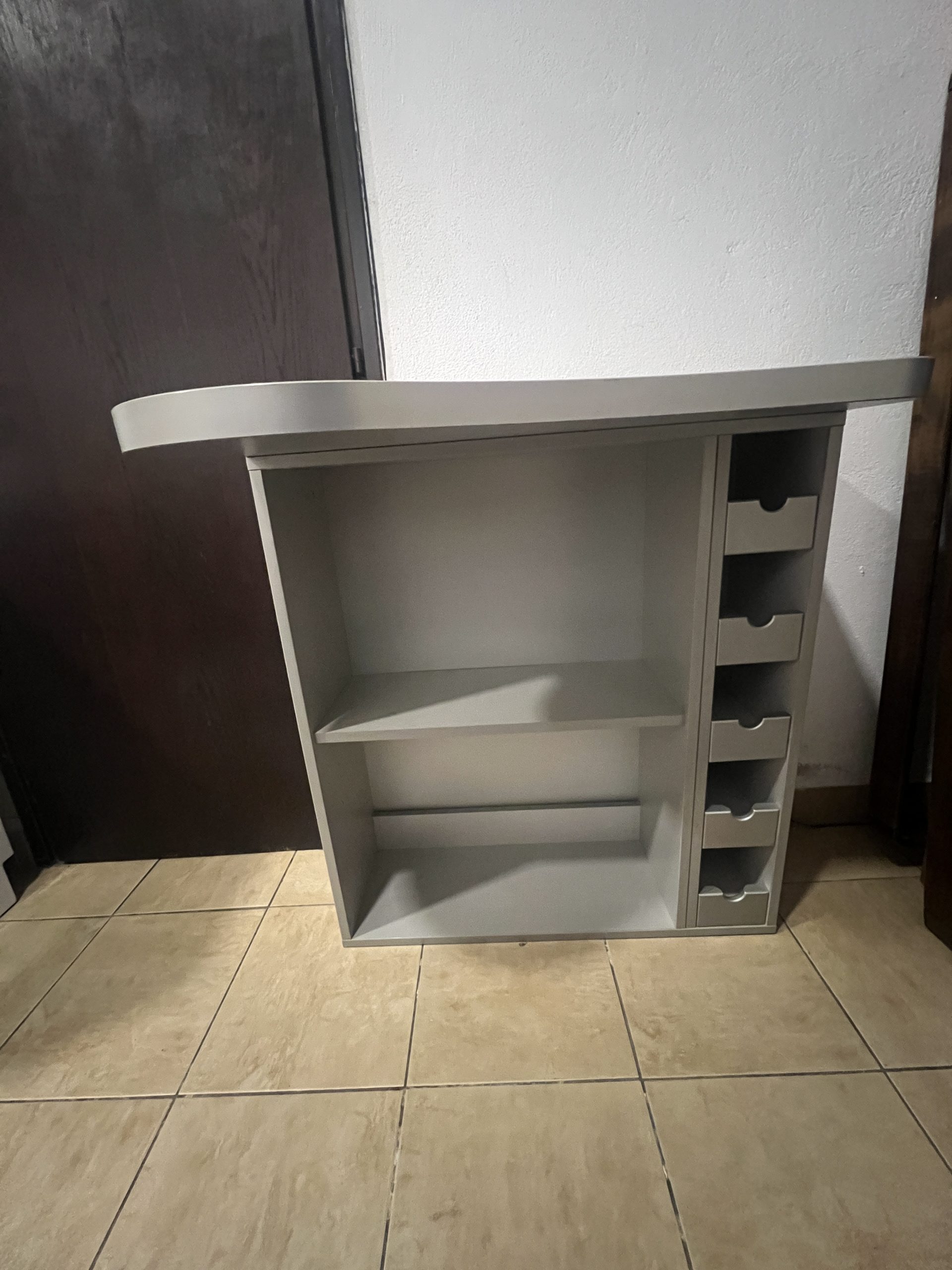 Višenamenska polica sa pregradom za piće