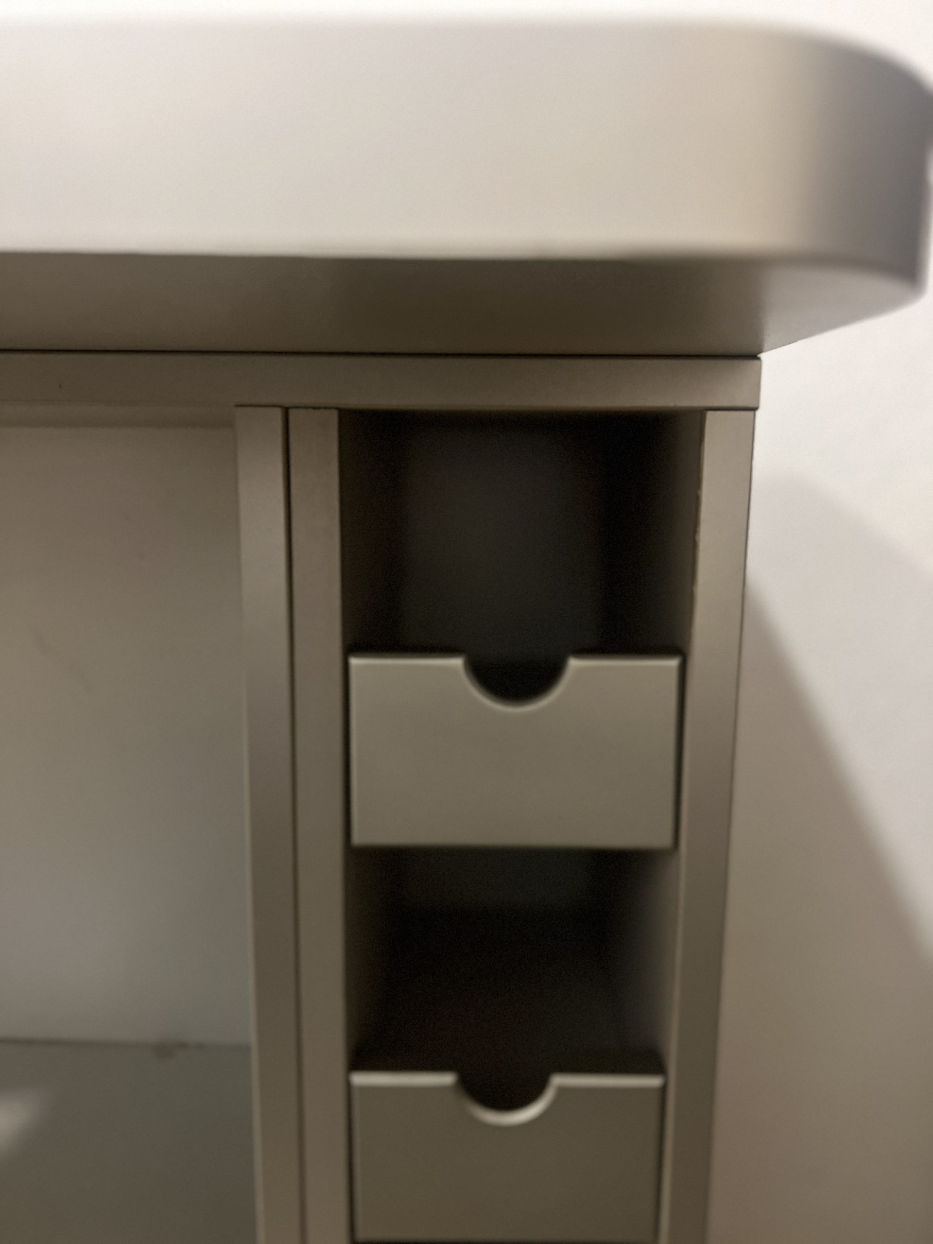 Višenamenska polica sa pregradom za piće