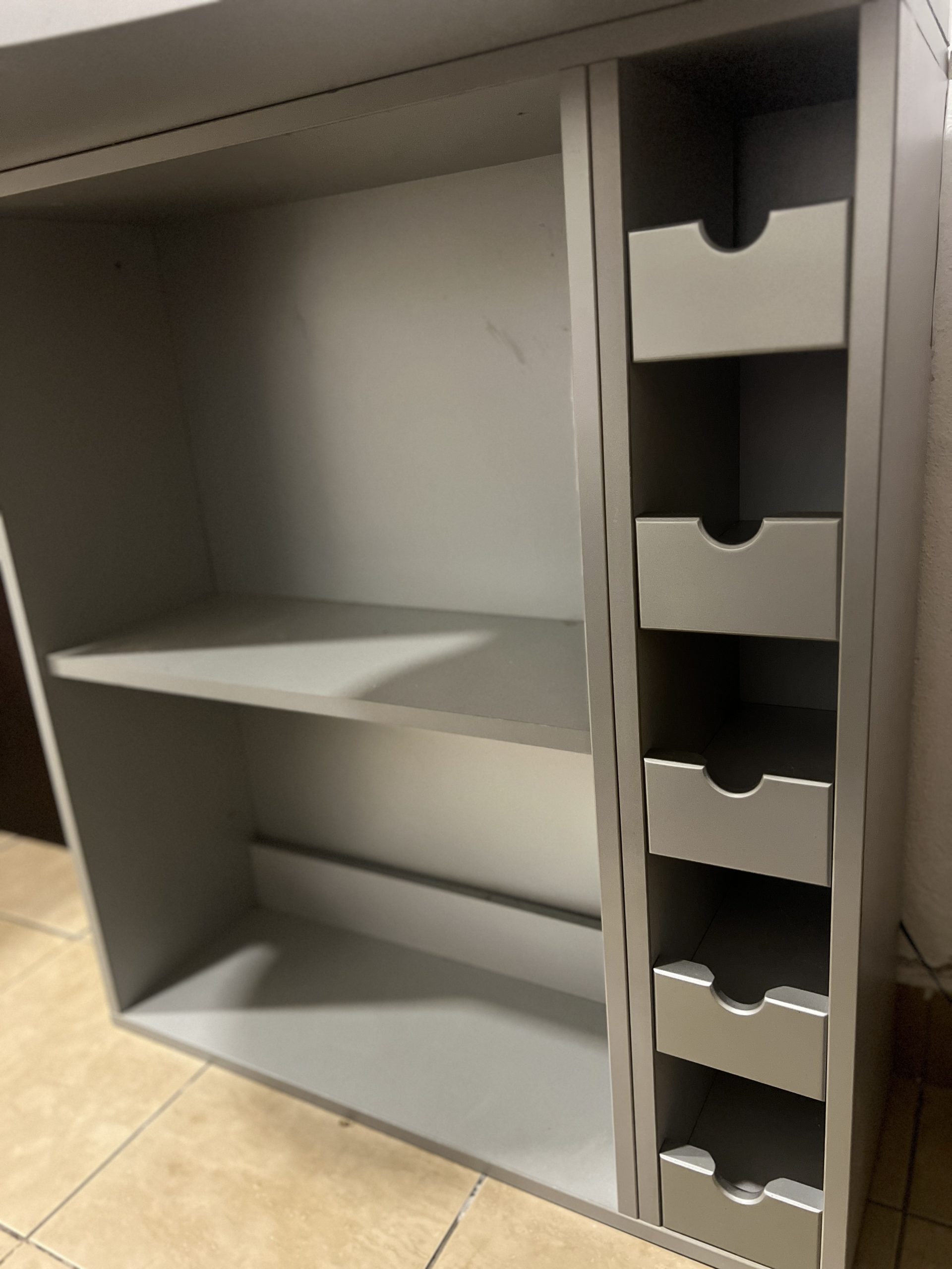 Višenamenska polica sa pregradom za piće