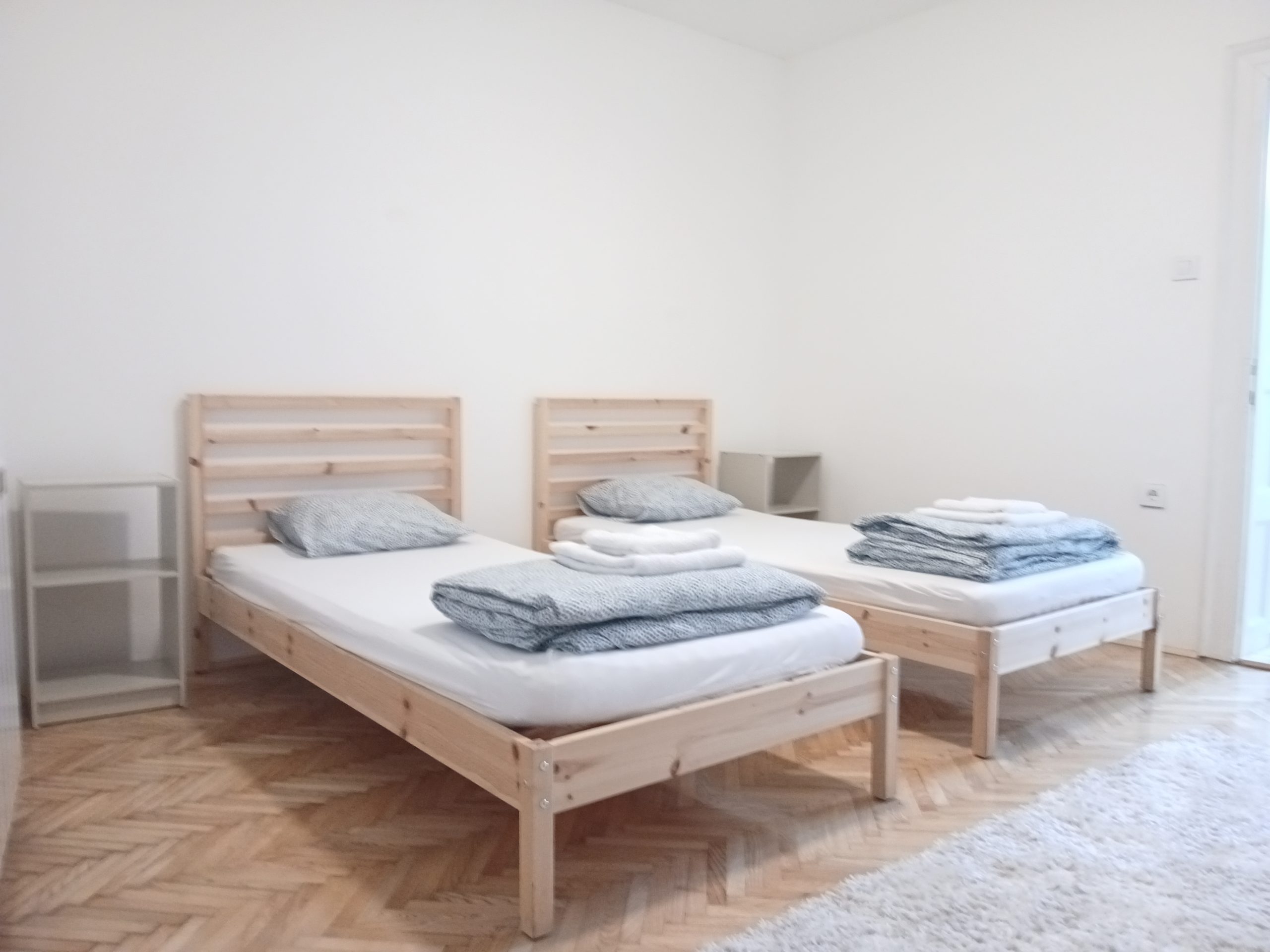 Izdajem prostran i svetao stan u centru Kragujevca