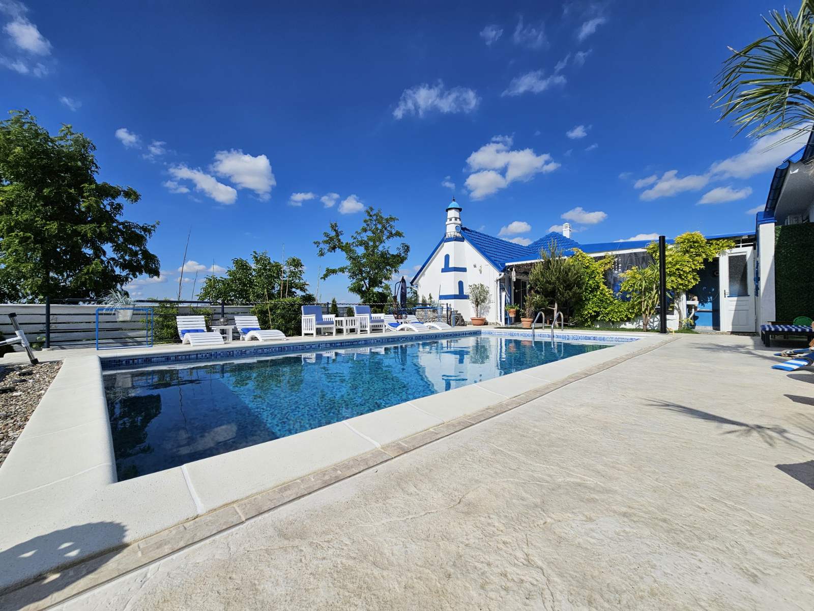 Prodajem biznis-Vila Santorini razradjen.vlasnik.