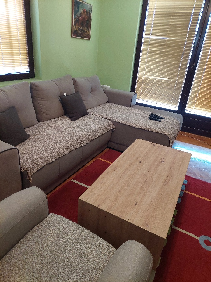 Prodajem stocic za dnevnu sobu.