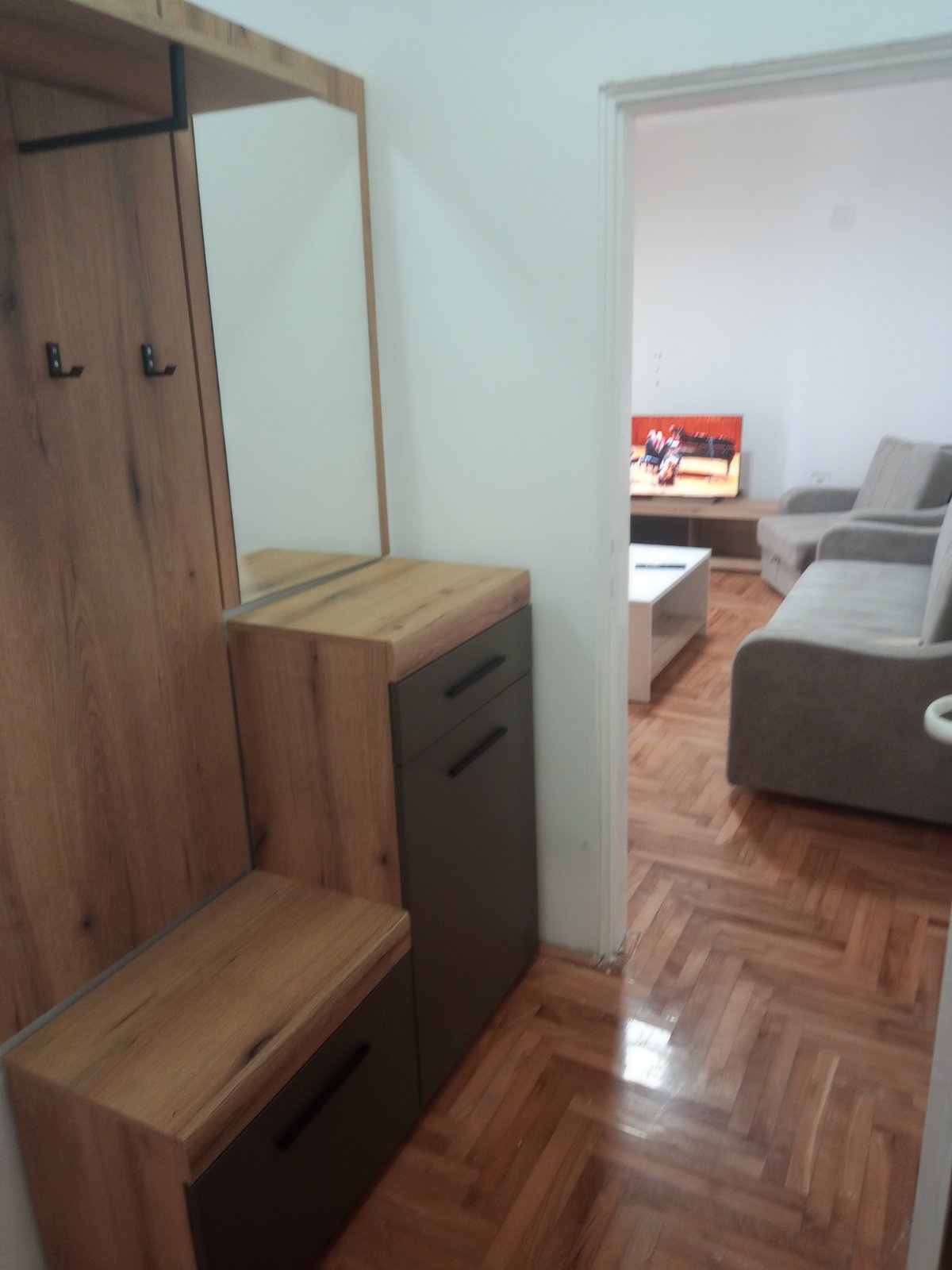 Opremljen jednosoban stan u zgradi novije gradnje u Centru, u blizini gimnazije