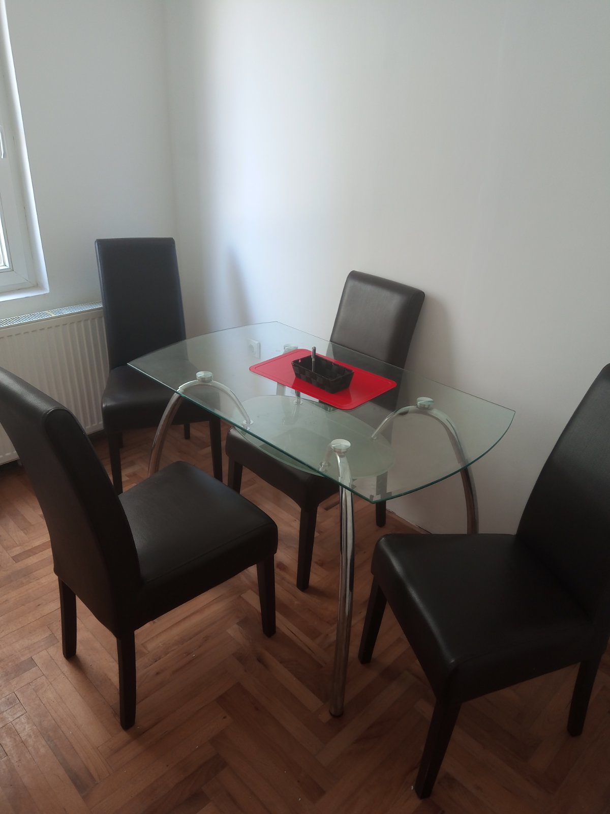 Opremljen jednosoban stan u zgradi novije gradnje u Centru, u blizini gimnazije