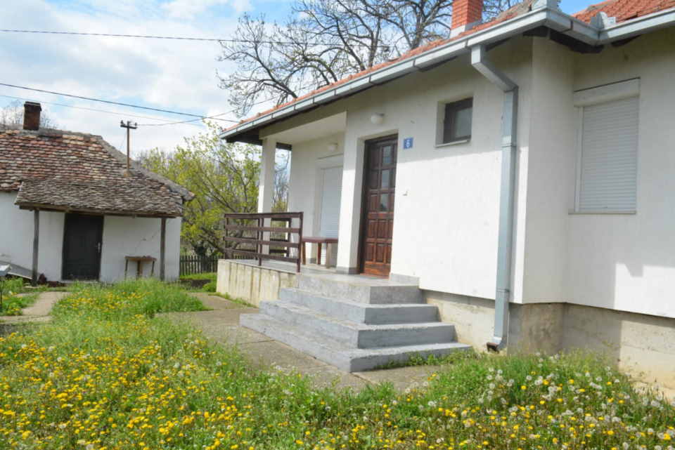 Seoska kuca na 97 ari placa u selu Kožuar, Ub