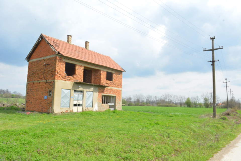 Seoska kuca na 5 ari placa u selu Tulari, Ub