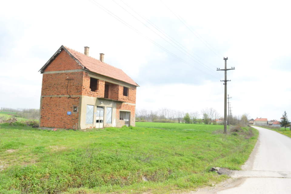 Seoska kuca na 5 ari placa u selu Tulari, Ub