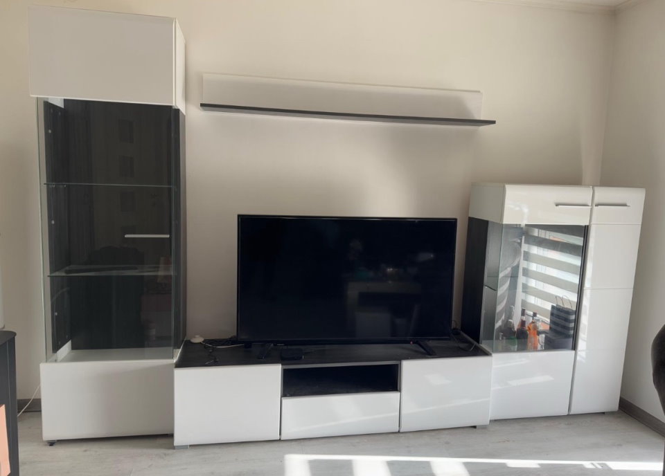 Prodaje se TV komoda sa 2 vetrine