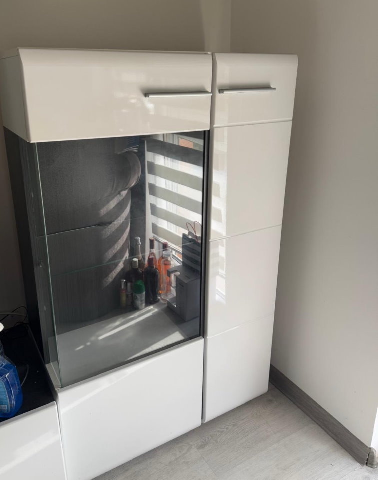 Prodaje se TV komoda sa 2 vetrine
