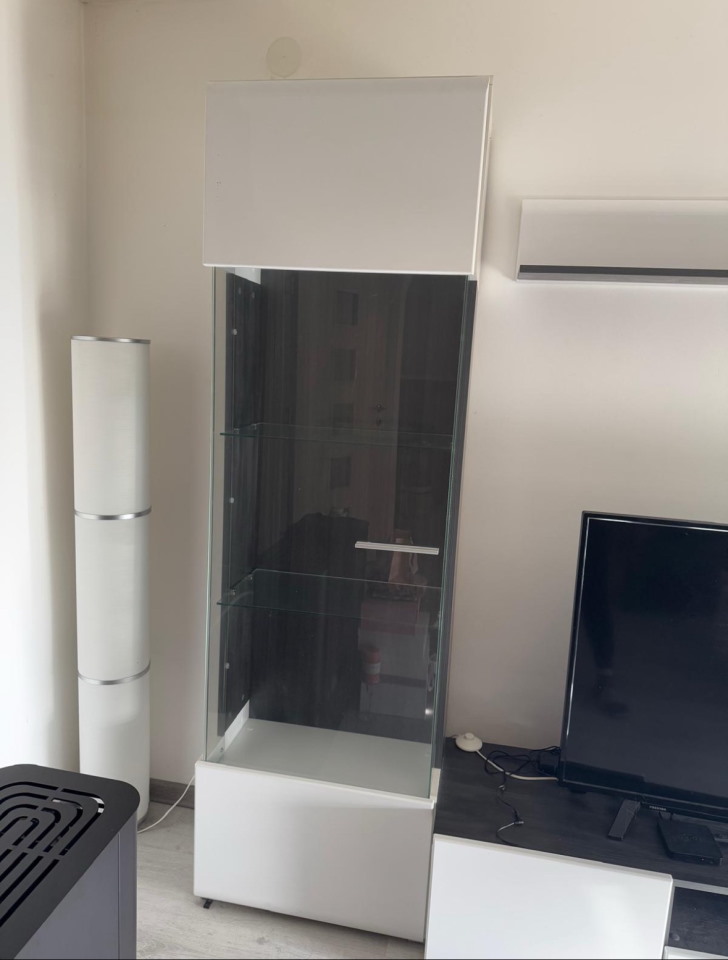 Prodaje se TV komoda sa 2 vetrine