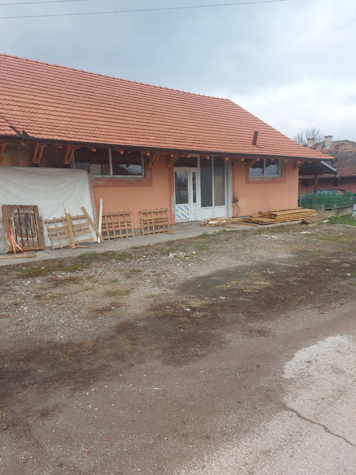 Izdajem magacinsko-poslovni prostor