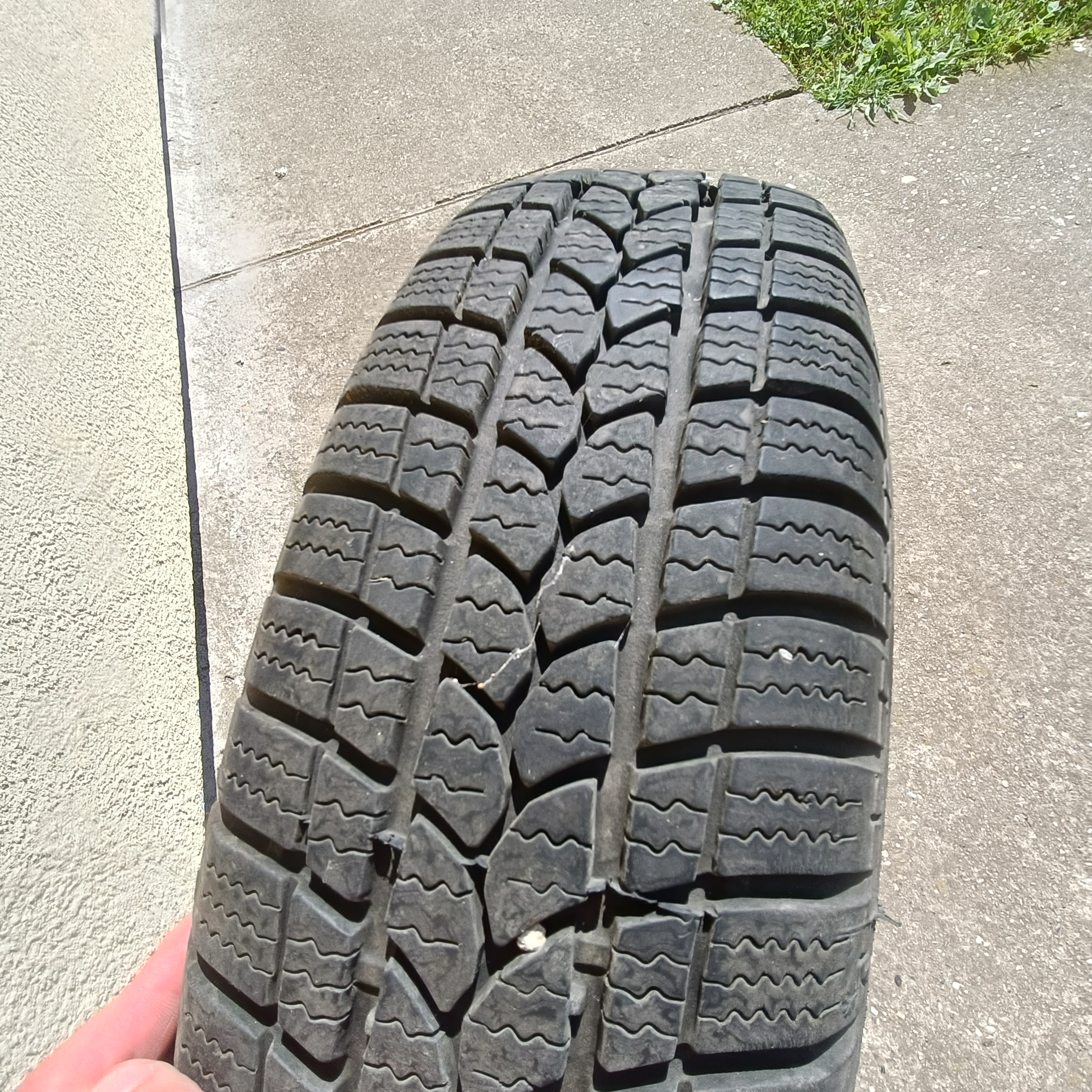 Prodajem dve zimske gume