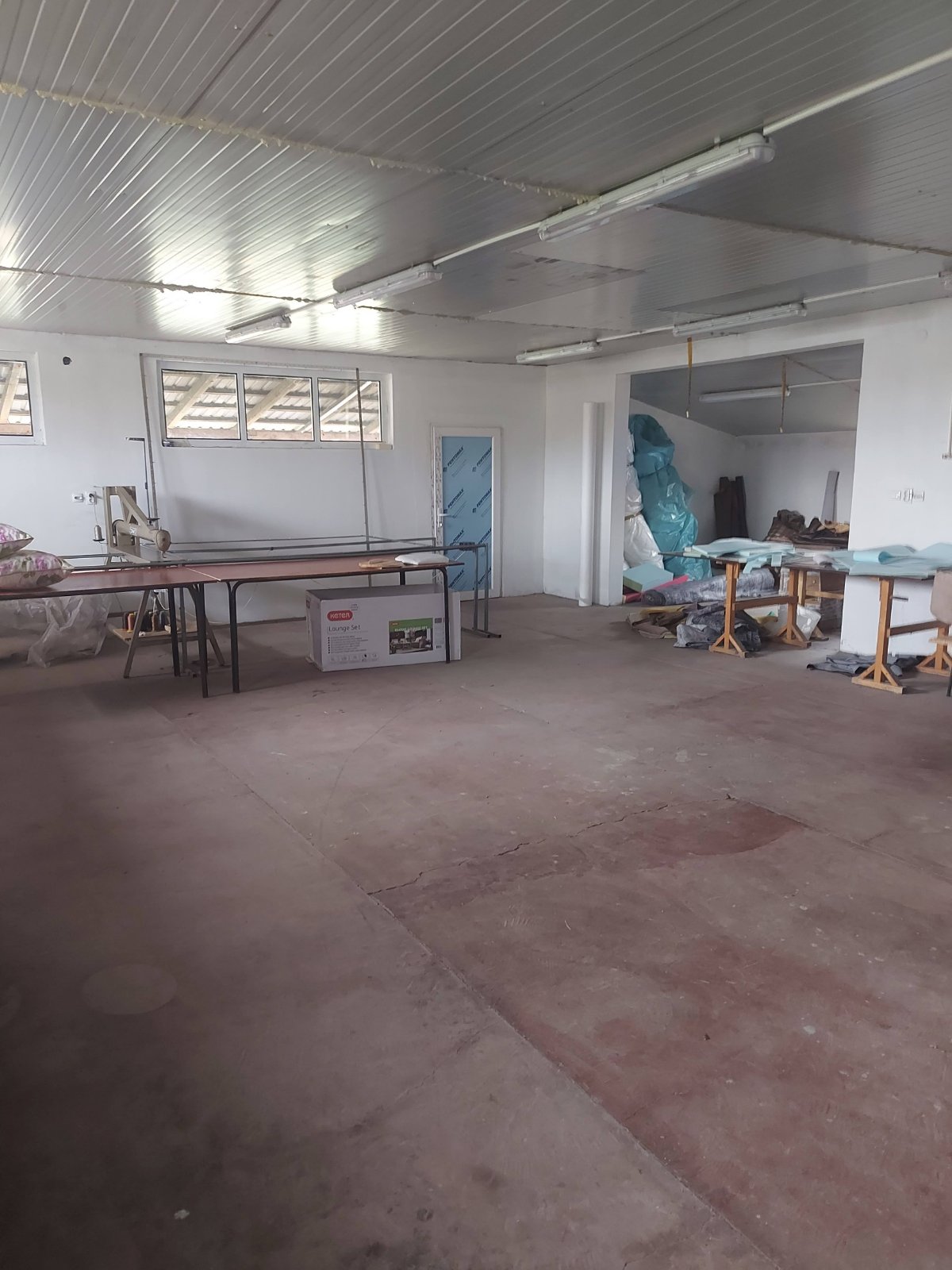 Izdajem magacinsko-poslovni prostor