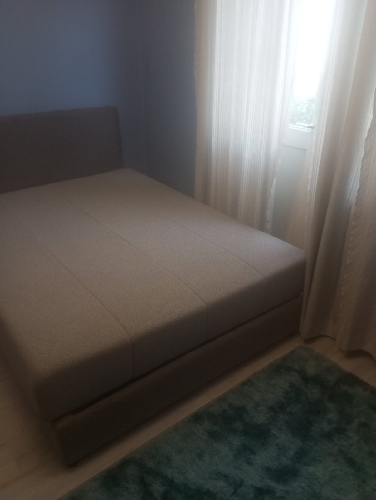 Izdajem dvosoban namešten stan u strogom centru