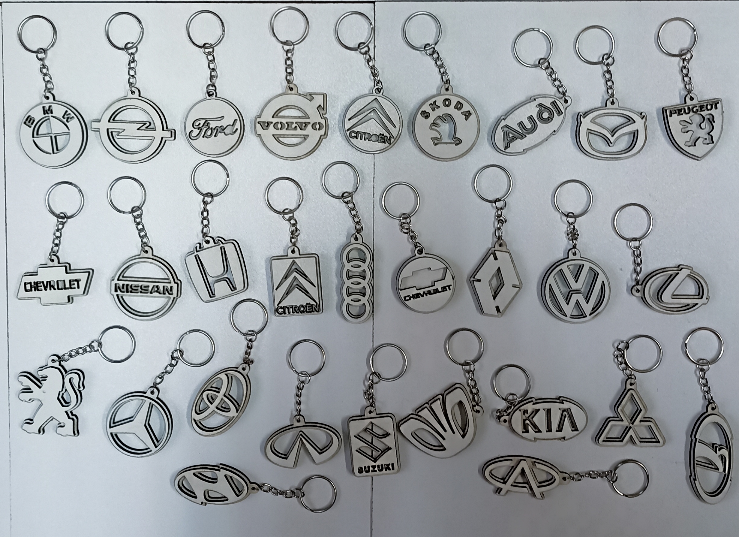 Elegantan privezak za ključeve sa logom automobila