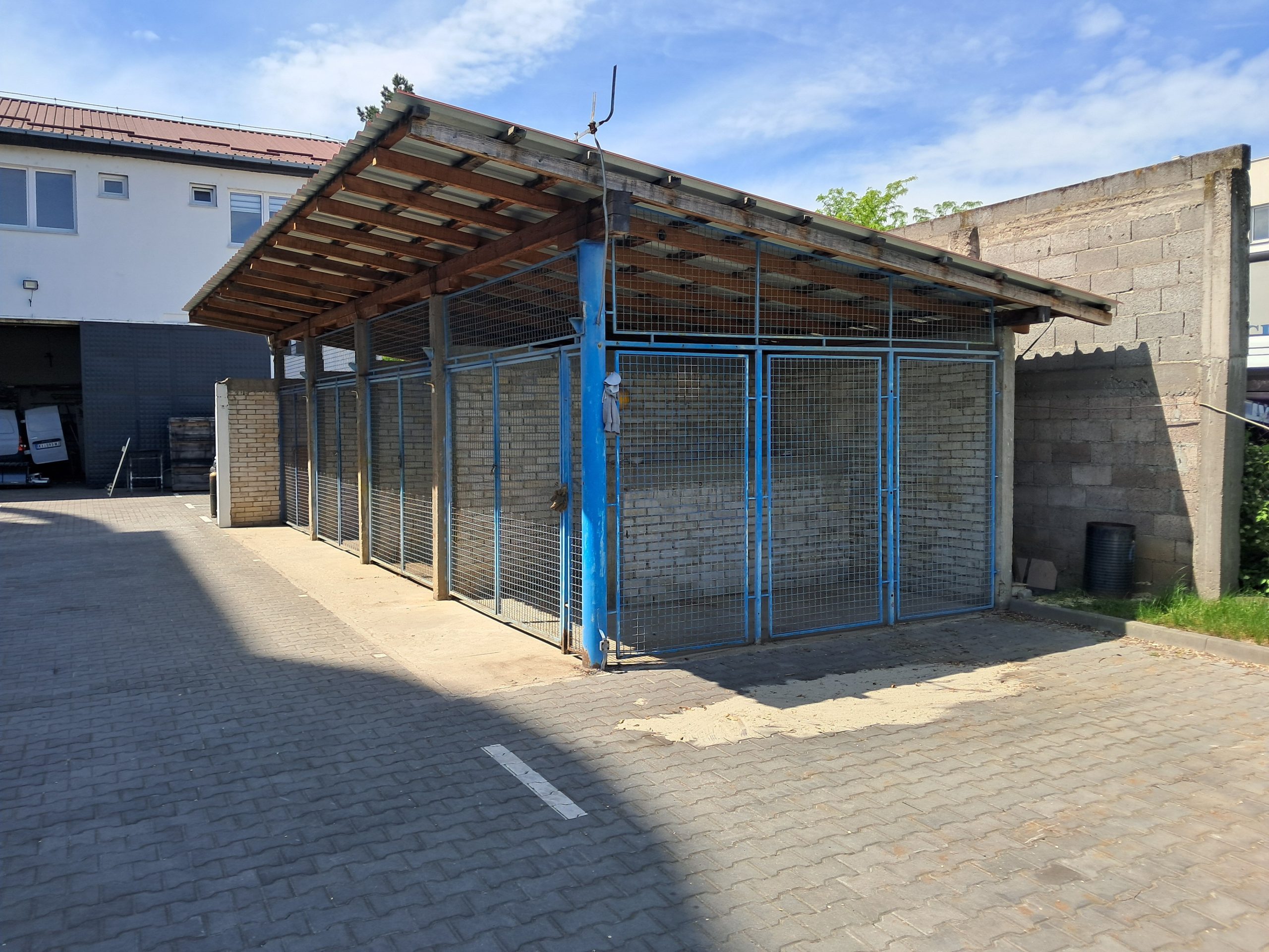 Izdajem magacin sa lokalom (montažnim) u blizini novog Suda
