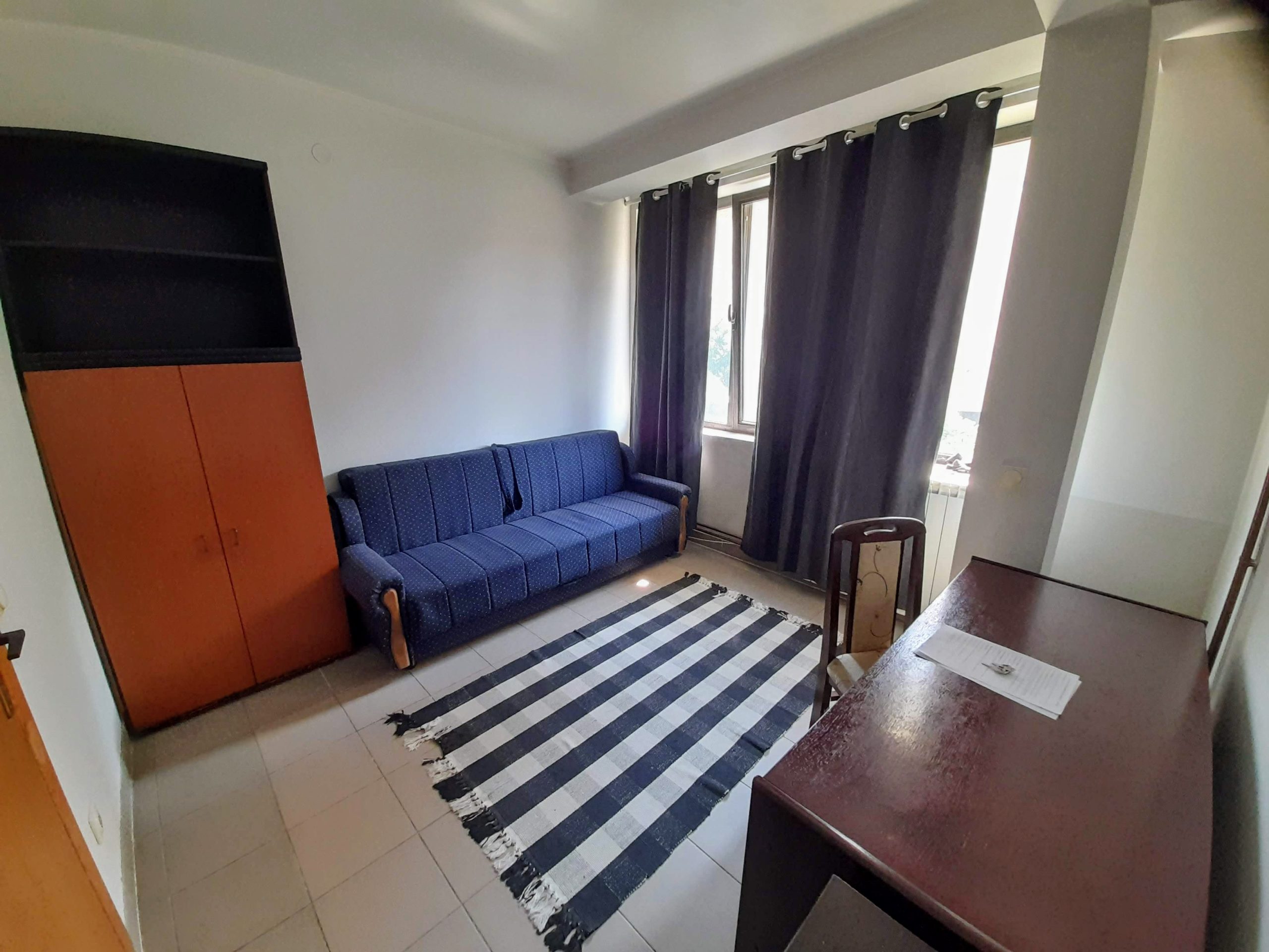 Izdajem komforne NOVE JEDNOKREVETNE sobe u sklopu stana za studente i djake u Centru – Kragujevac Ul. Karadjordjeva.