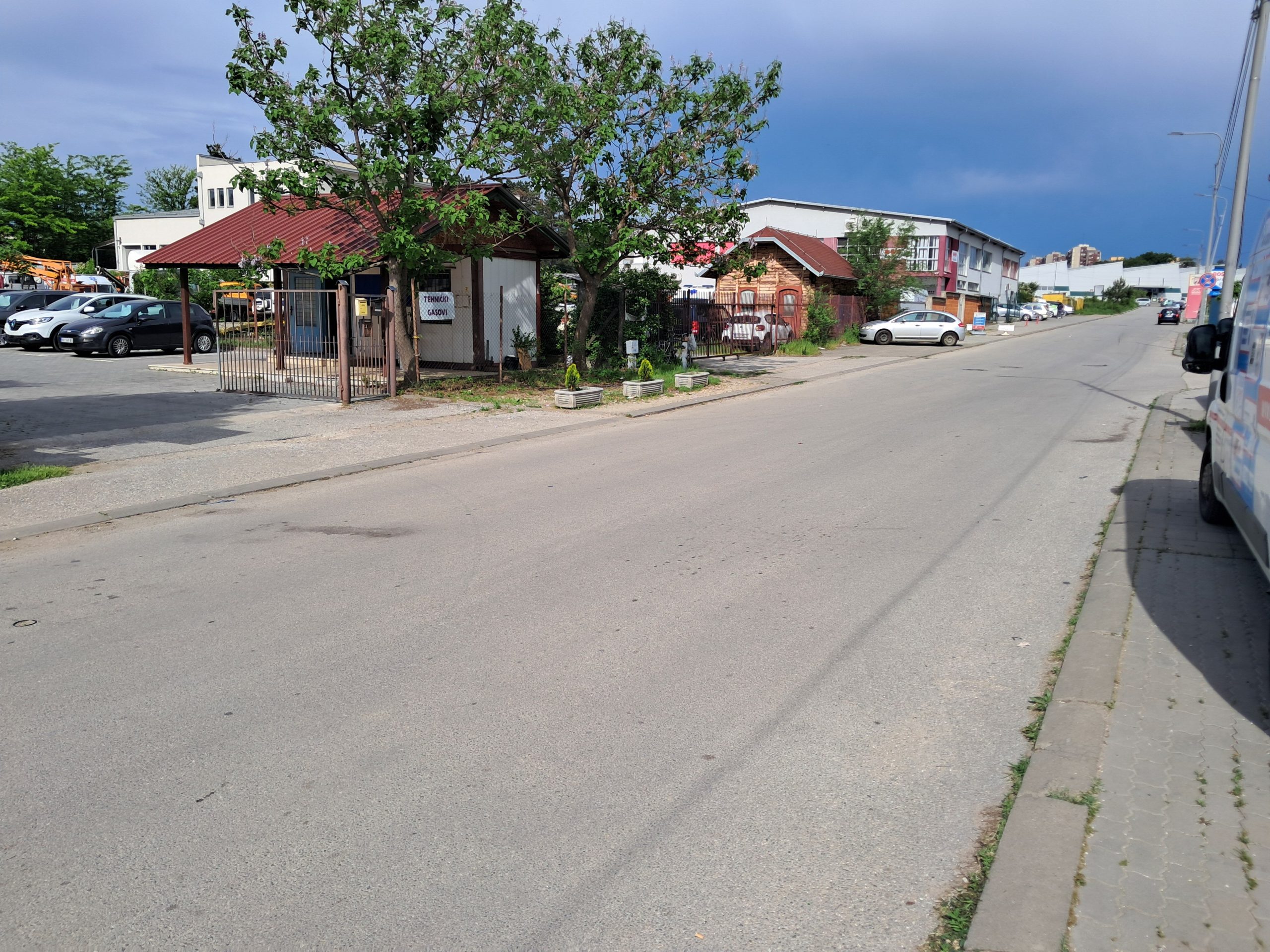 Izdajem magacin sa lokalom (montažnim) u blizini novog Suda