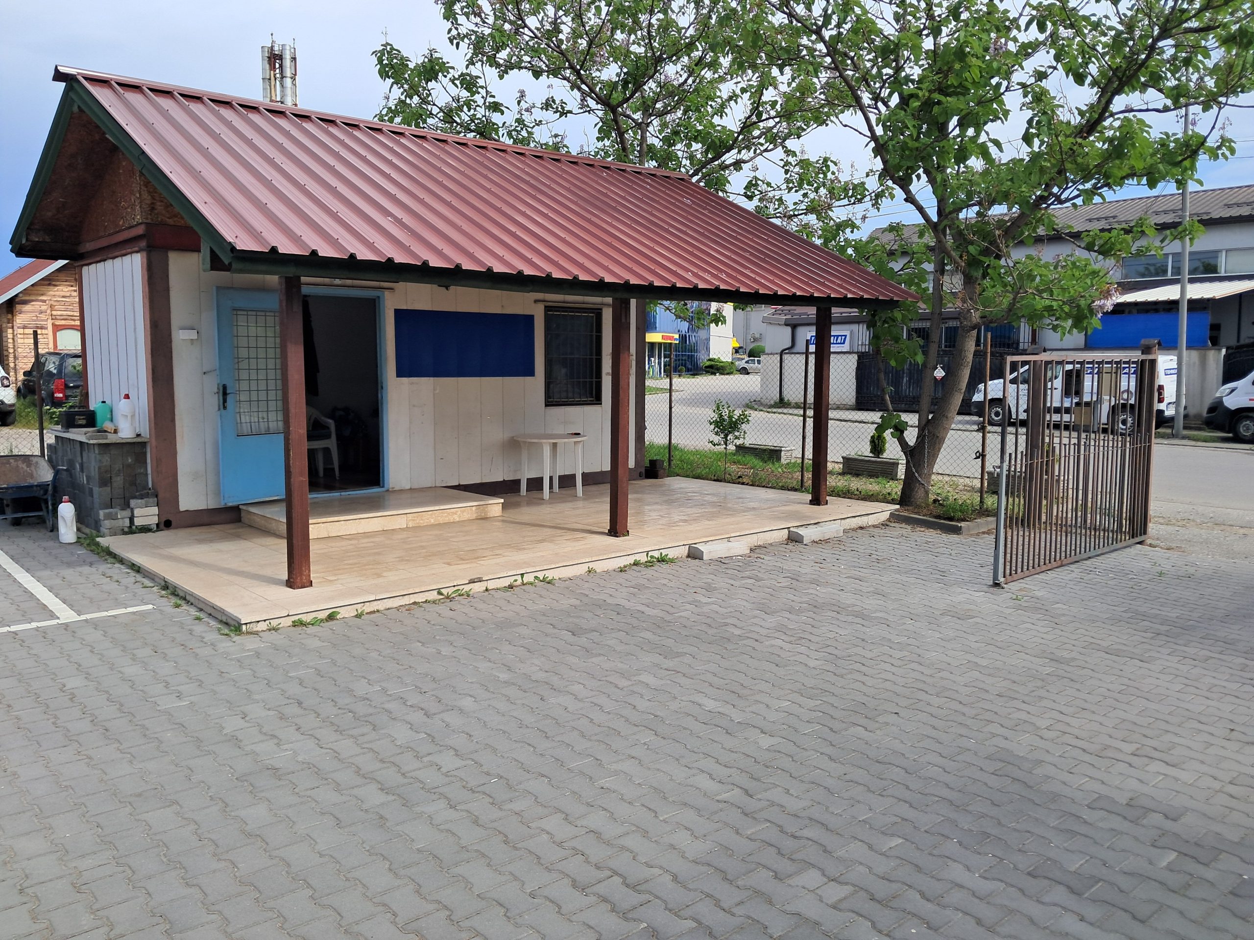 Izdajem magacin sa lokalom (montažnim) u blizini novog Suda