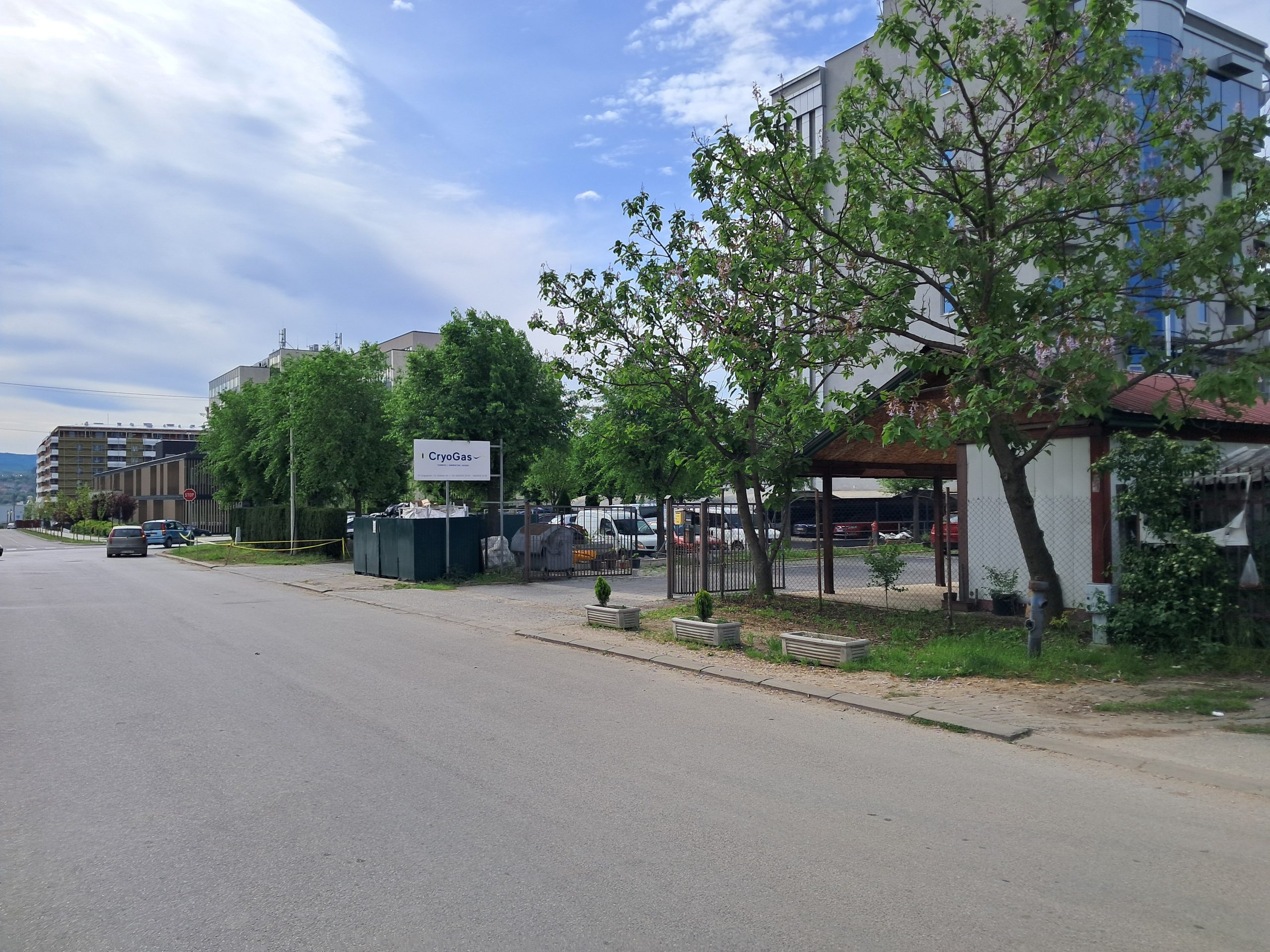 Izdajem magacin sa lokalom (montažnim) u blizini novog Suda