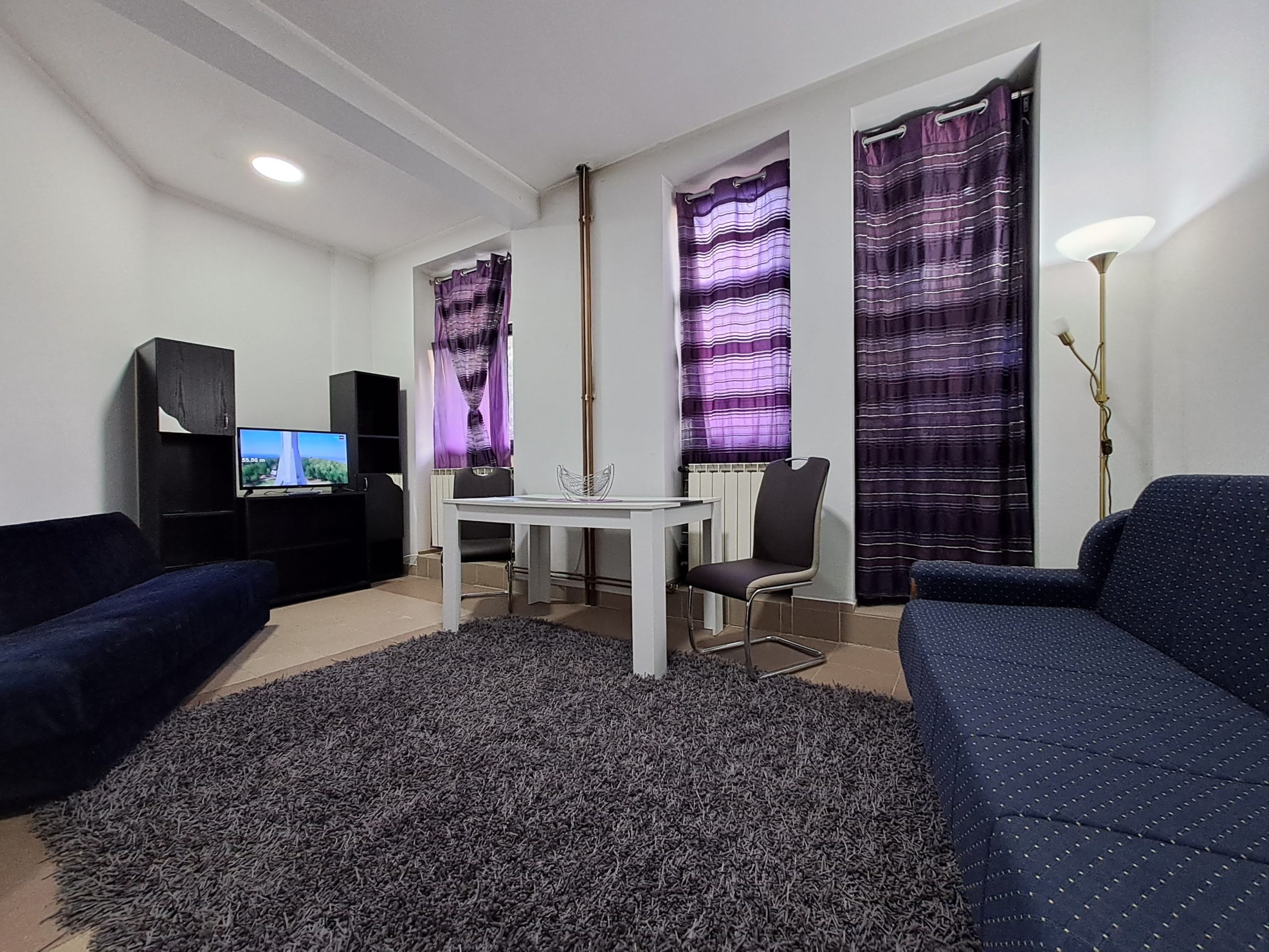 Izdajem komforne nove JEDNOKREVETNE SOBE U SKLOPU STANA u Centru – Kragujevac Ul. Karadjordjeva.