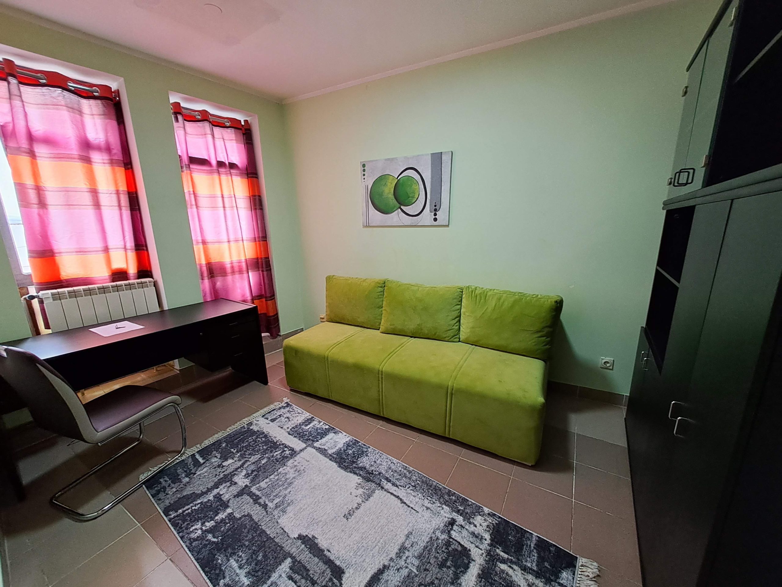 Izdajem komforne nove JEDNOKREVETNE SOBE U SKLOPU STANA u Centru – Kragujevac Ul. Karadjordjeva.