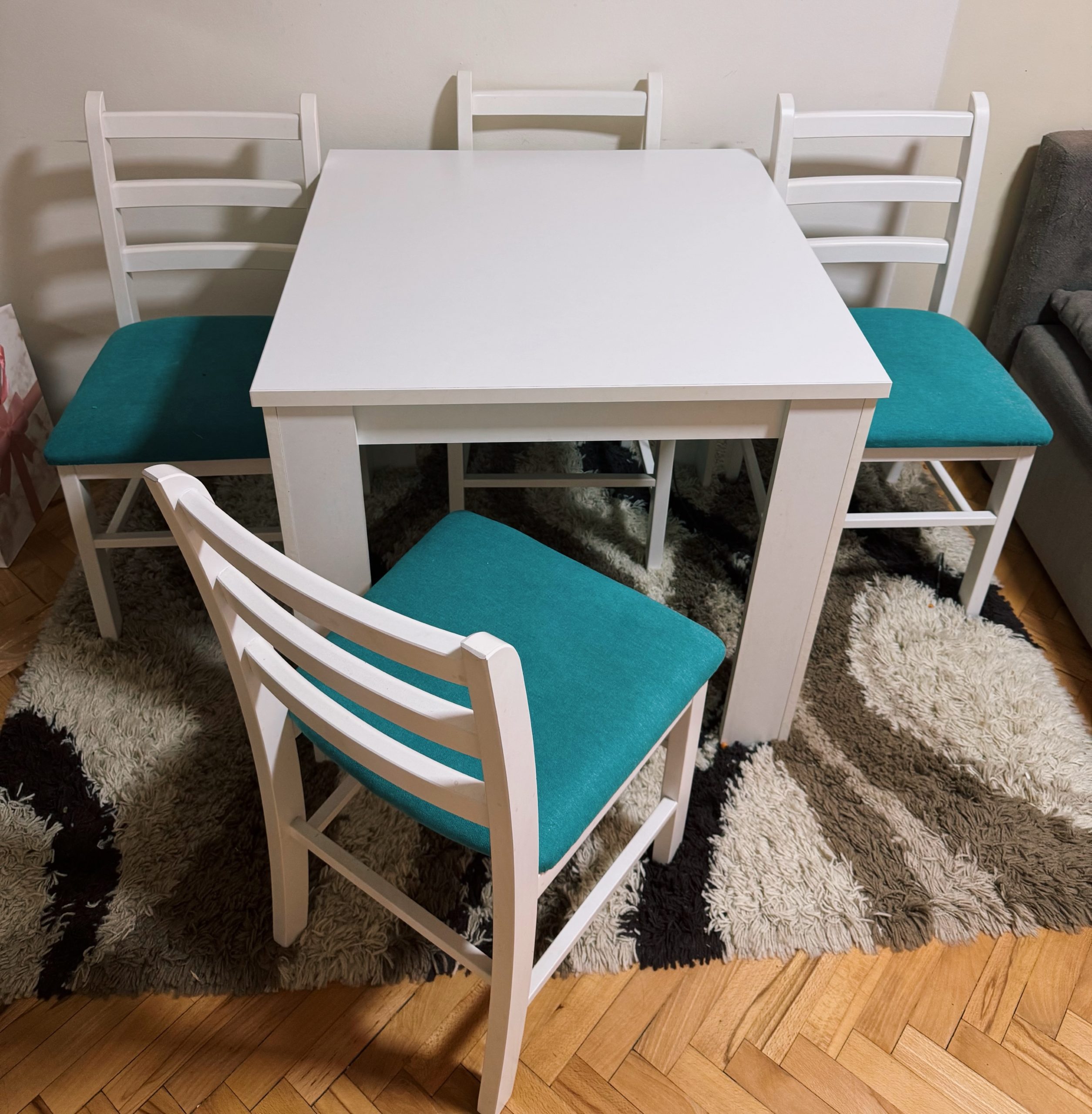Trpezarijski sto i 4 stolice