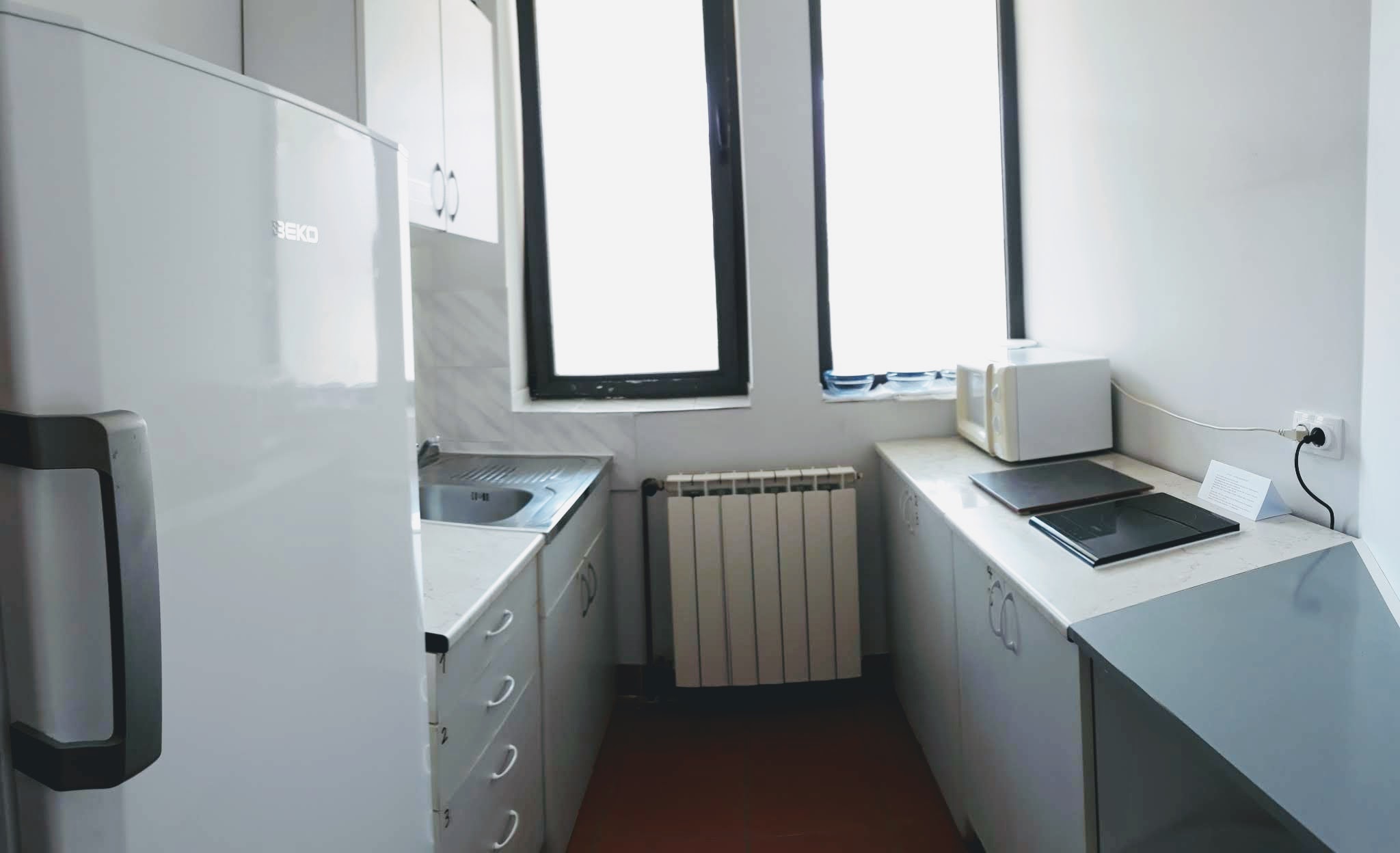 Izdajem komforne nove JEDNOKREVETNE SOBE U SKLOPU STANA u Centru – Kragujevac Ul. Karadjordjeva.