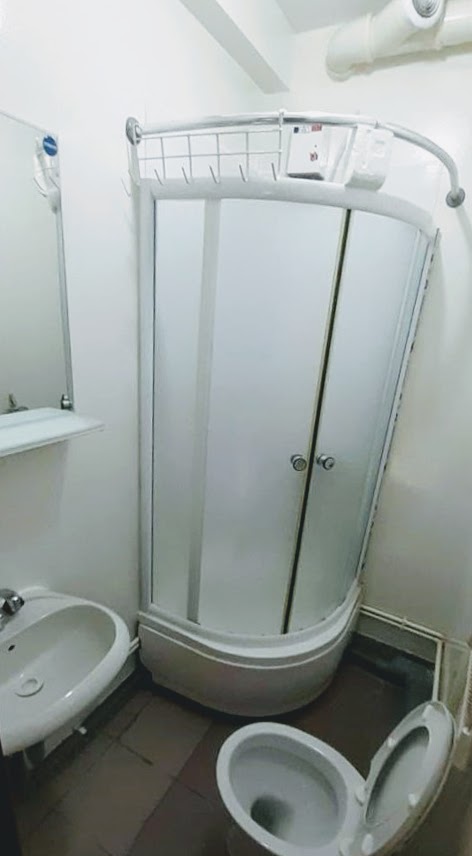 Izdajem komforne nove JEDNOKREVETNE SOBE U SKLOPU STANA u Centru – Kragujevac Ul. Karadjordjeva.