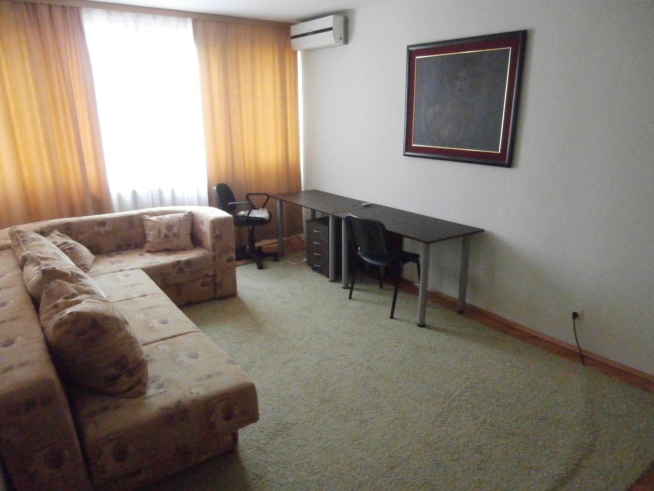 Izdajem jednokervetne sobe u sklopu stana75m2 u Centru, pored Hotela Kragujevac.