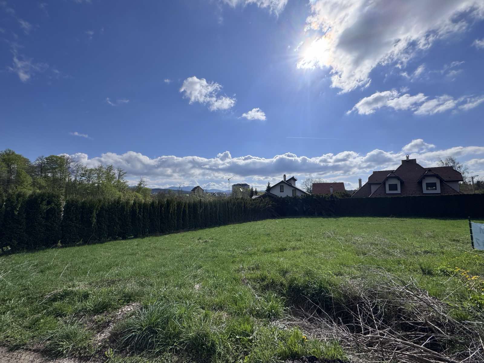 Na prodaju atraktivan plac od 842 m² u naselju Potoci