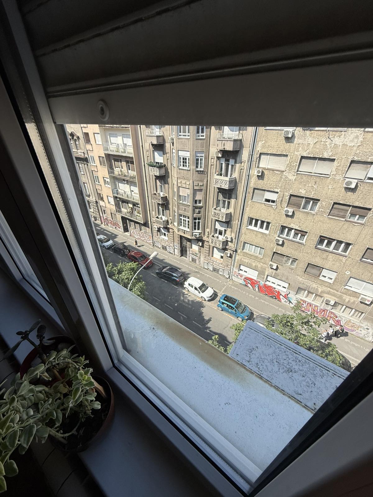 Izdaje se jednoiposoban namesten stan u ulici Kraljice Natalije, u samom centru grada