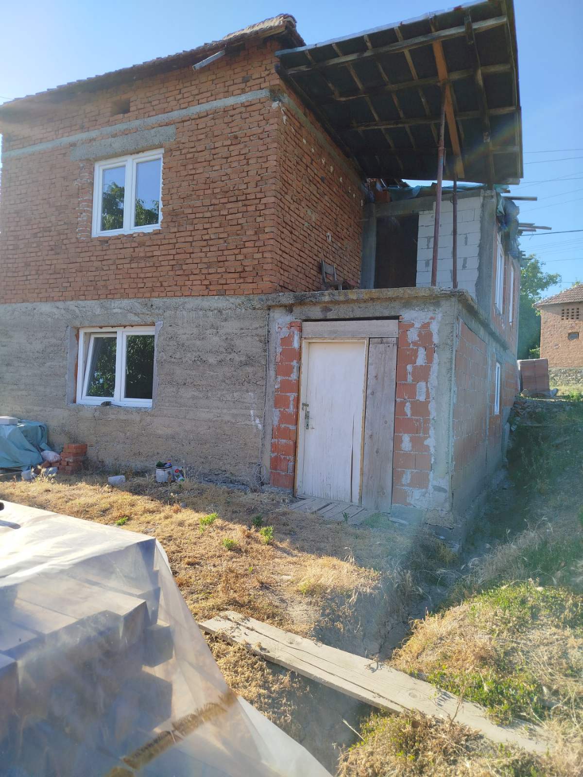 Prodajem plac sa kućom