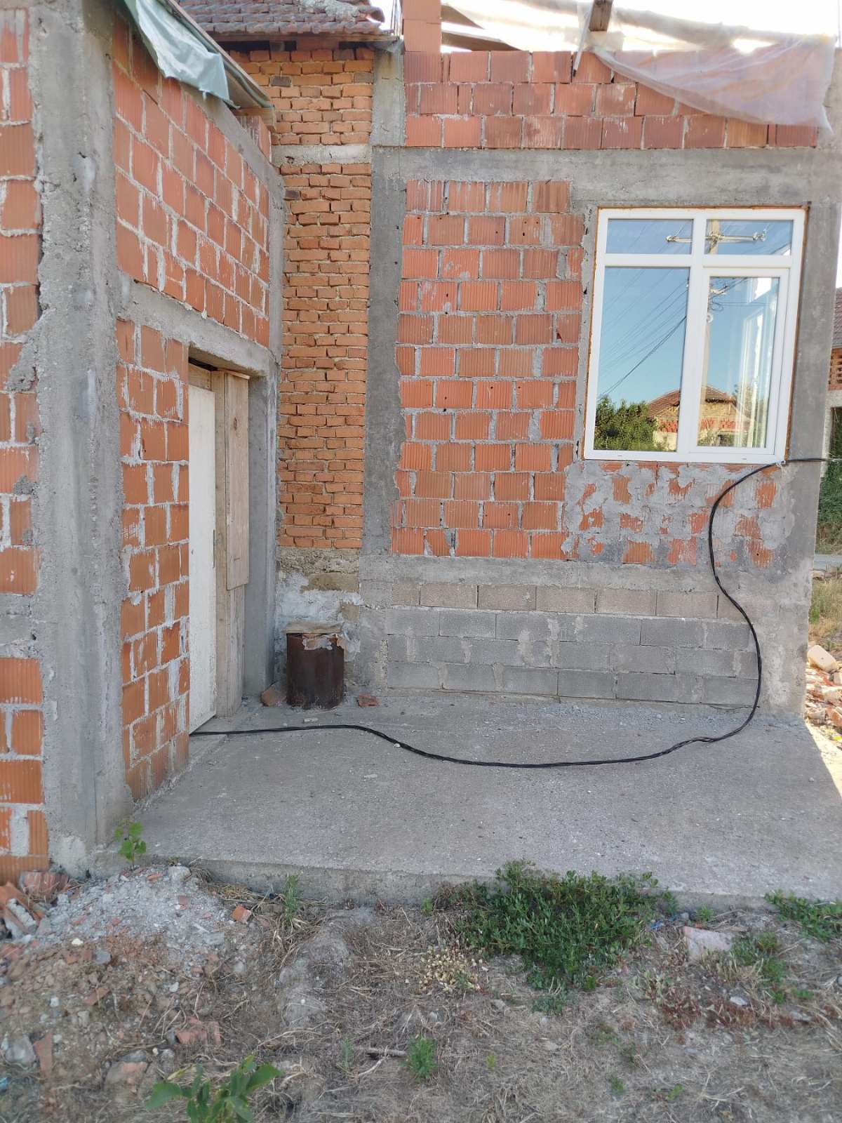 Prodajem plac sa kućom