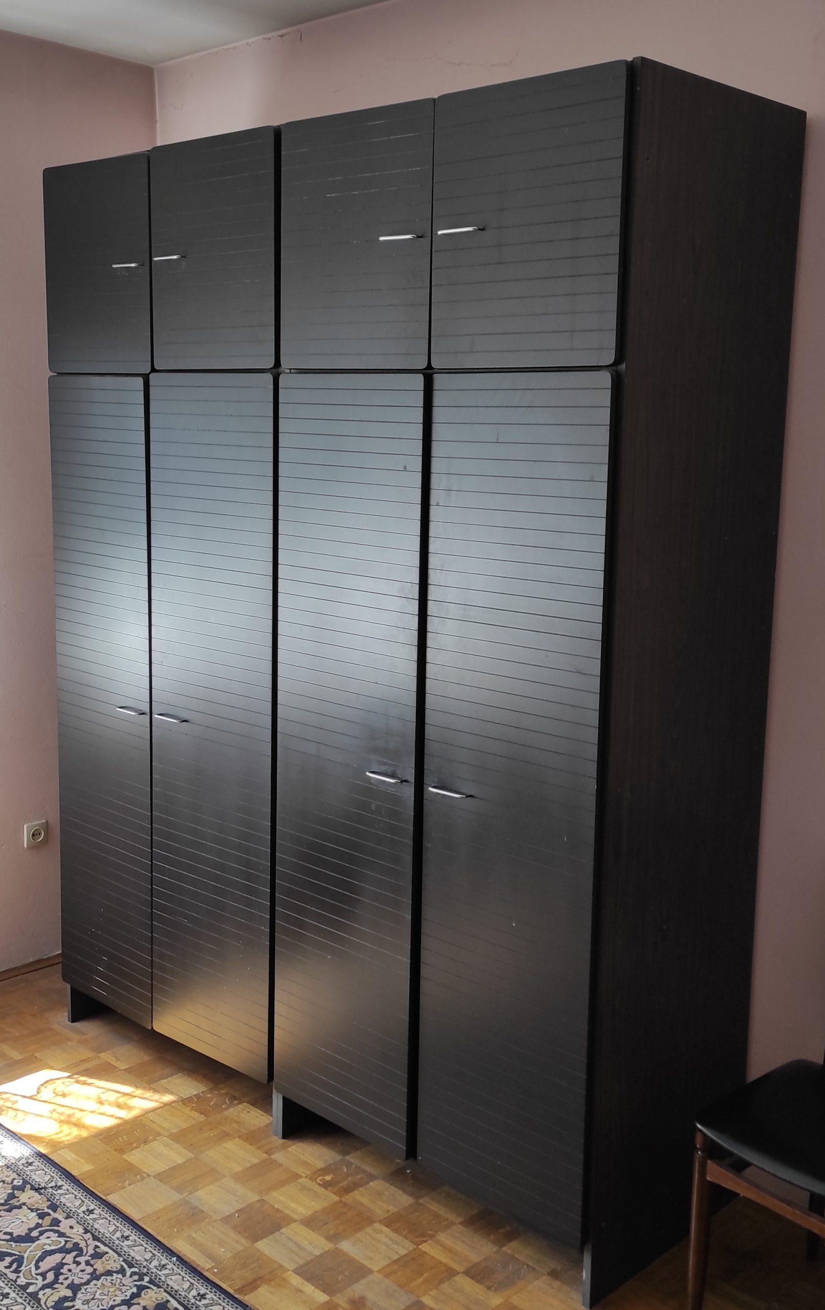 PRODAJEM HITNO REGALE SA VITRINAMA U KOMPLETU.