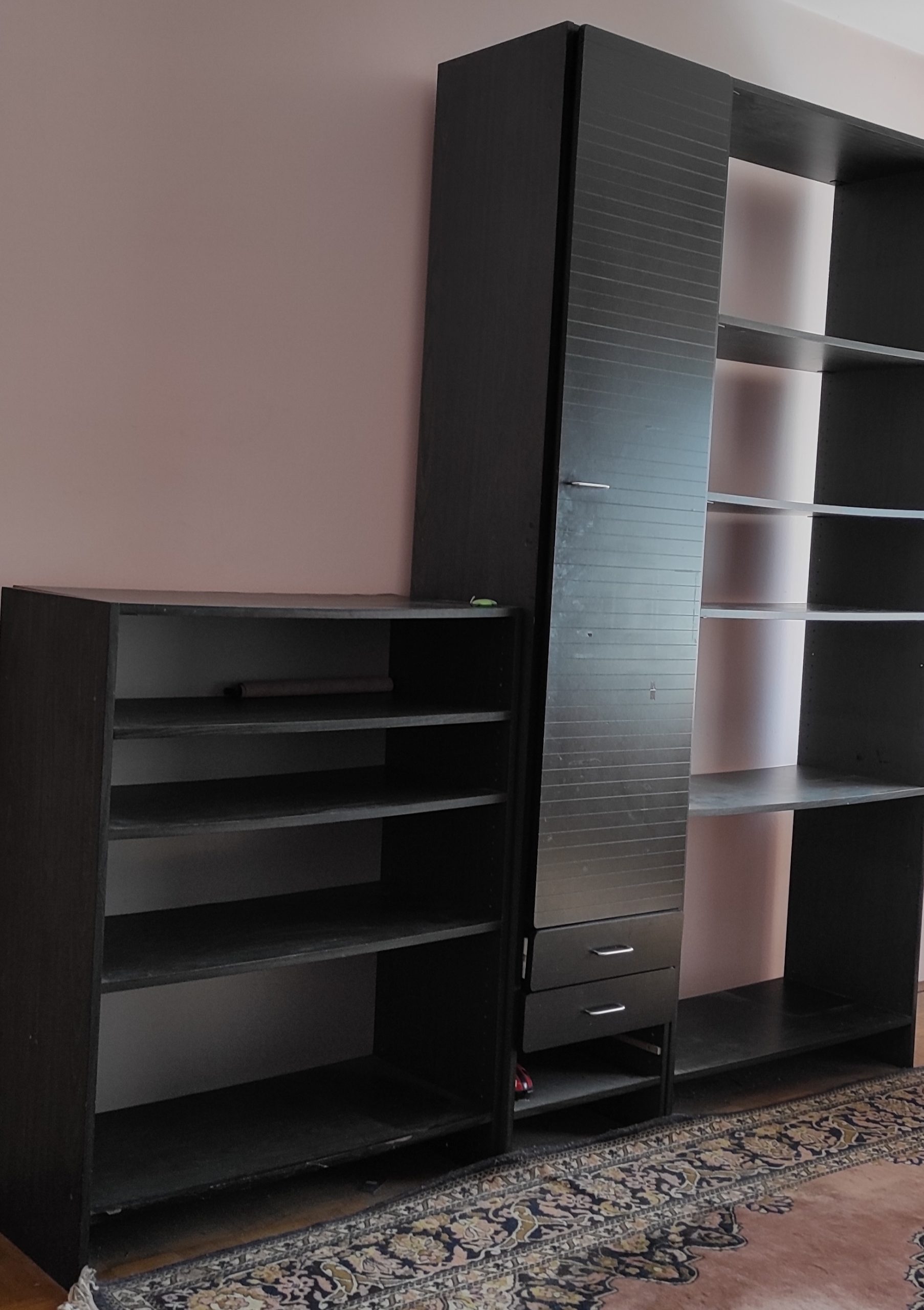 PRODAJEM HITNO REGALE SA VITRINAMA U KOMPLETU.