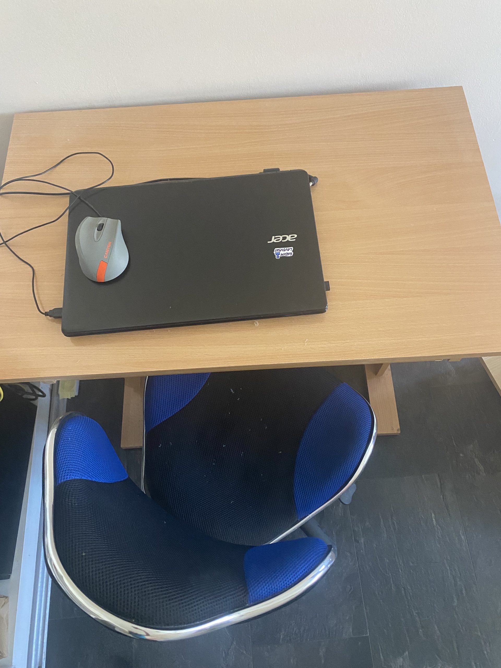 Na prodaju: laptop Acer, stočić i stolica – komplet 18.000 RSD
