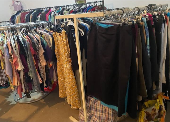 Prodajem preko 2500 komada garderobe