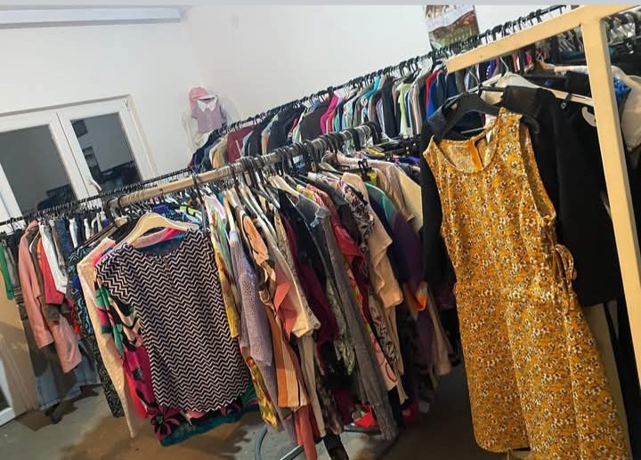 Prodajem preko 2500 komada garderobe
