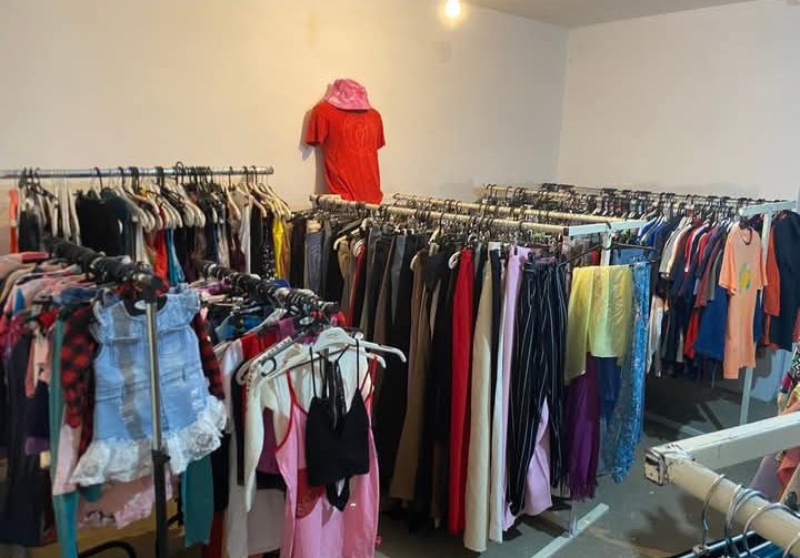 Prodajem preko 2500 komada garderobe