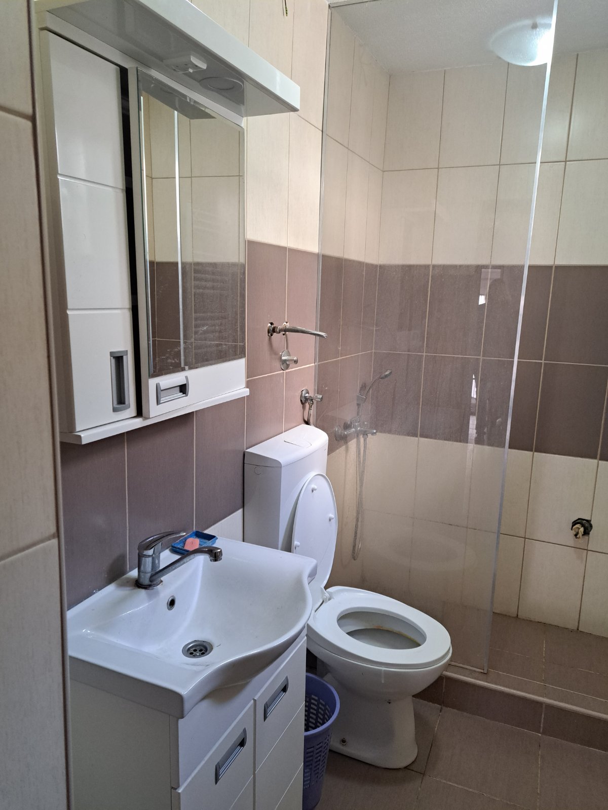 Izdajemo stan kod Medicinskog fakulteta