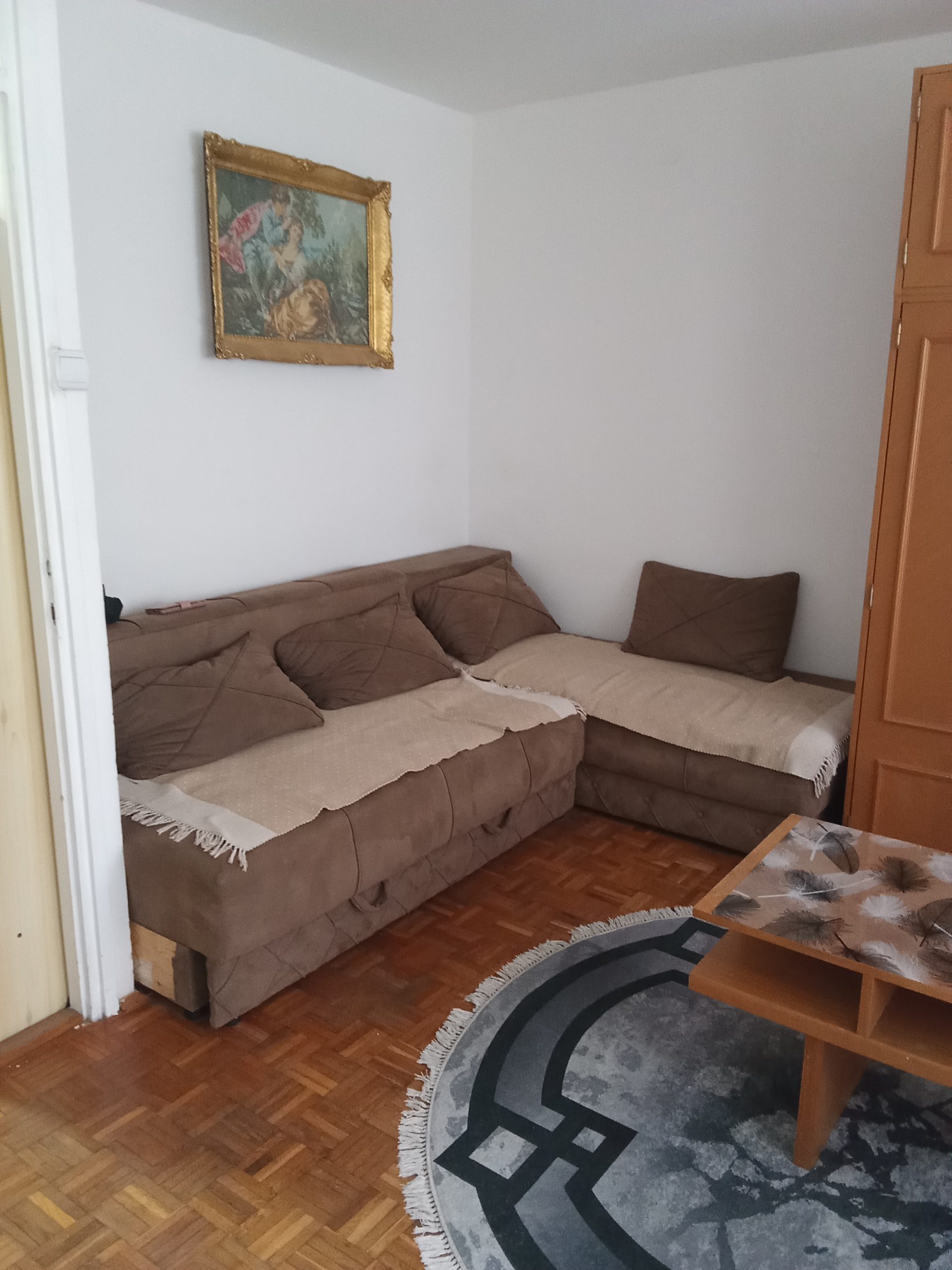 Izdajemo stan kod Medicinskog fakulteta