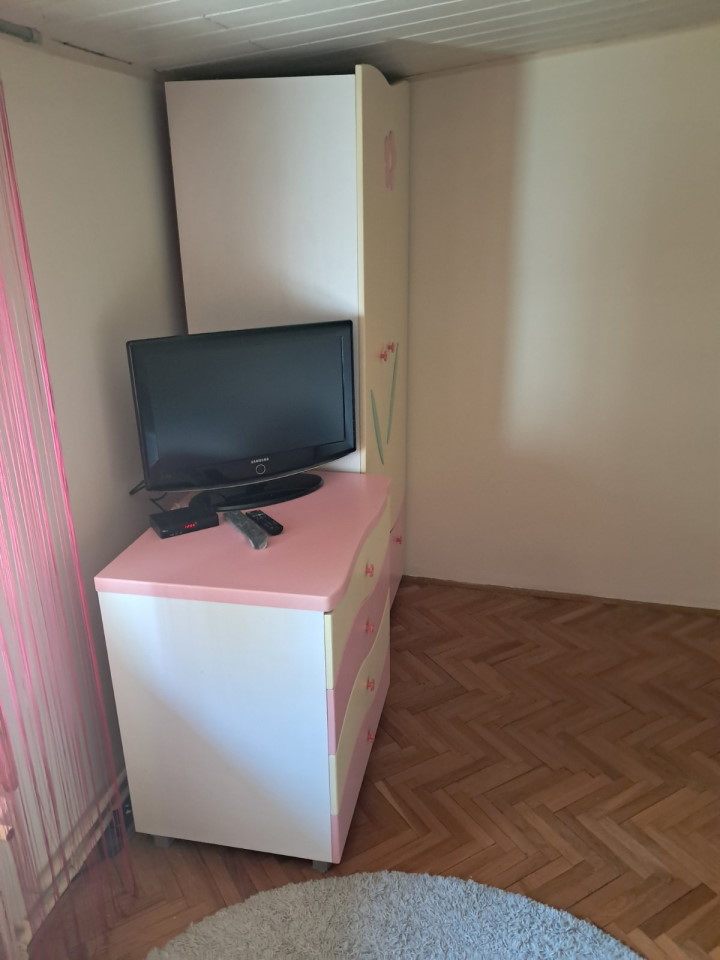 Izdajem sobu na Bežanijskoj Kosi, Novi Beograd