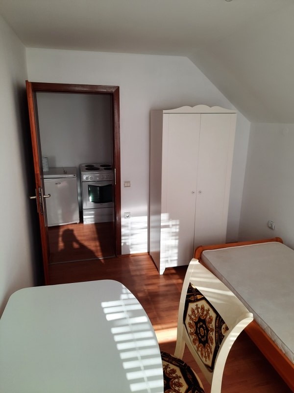 Izdajem sobe za studente(devojke)