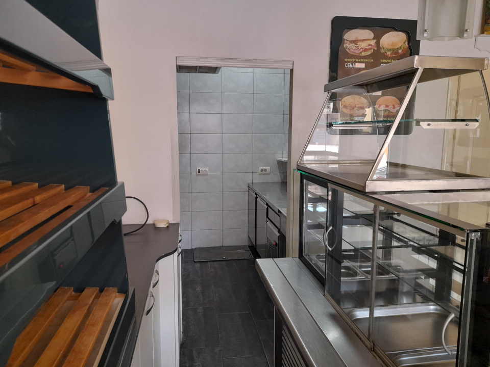 Izdajem opremljen lokal u Inđiji od 100m2,