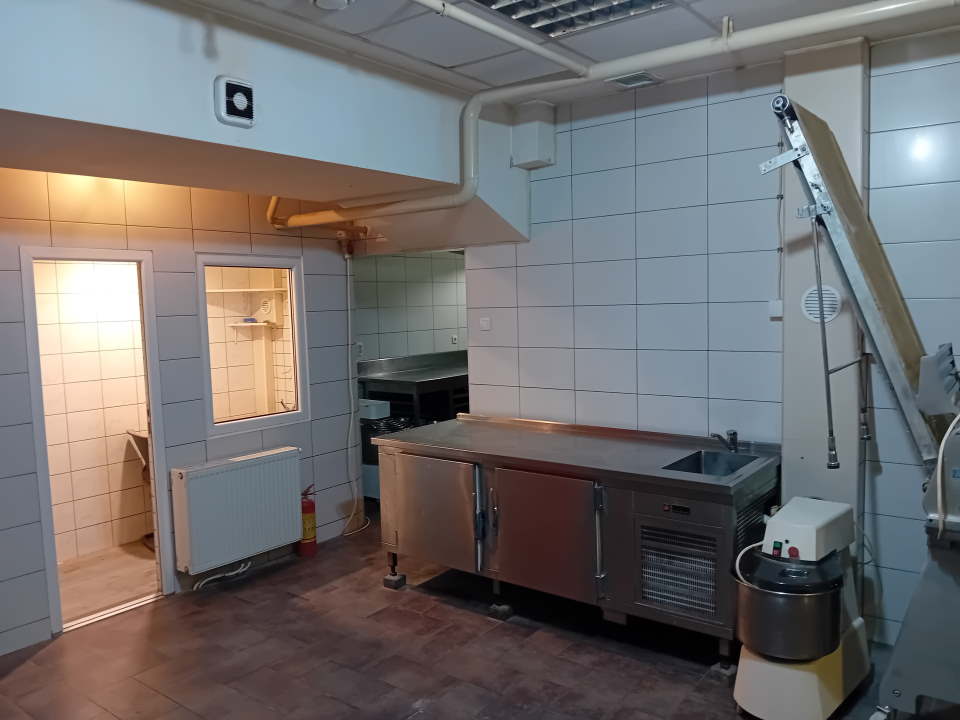 Izdajem opremljen lokal u Inđiji od 100m2,