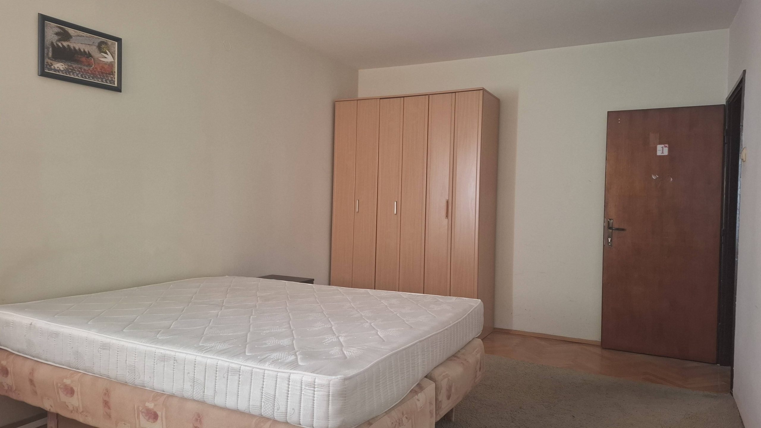 Izdajem 3 jednokervetne sobe u sklopu stana75m2 u Centru, pored Hotela Kragujevac.