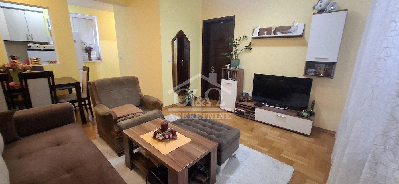 Na prodaju funkcionalan jednoiposoban stan sa terasom, na trećem spratu, u samom centru